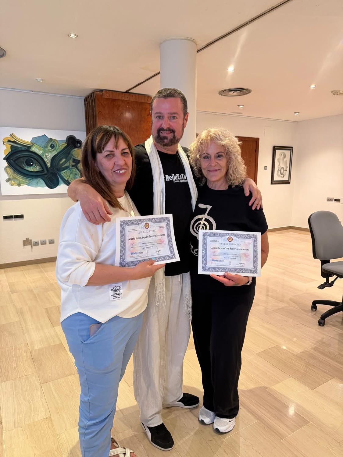 JavierMa con alumnas certificadas de Reiki