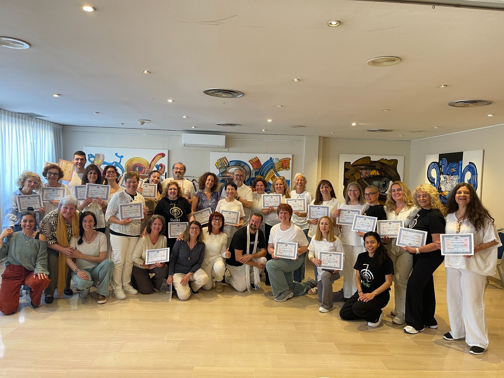 JavierMa enseñando Reiki en sala presencial en Cataluña